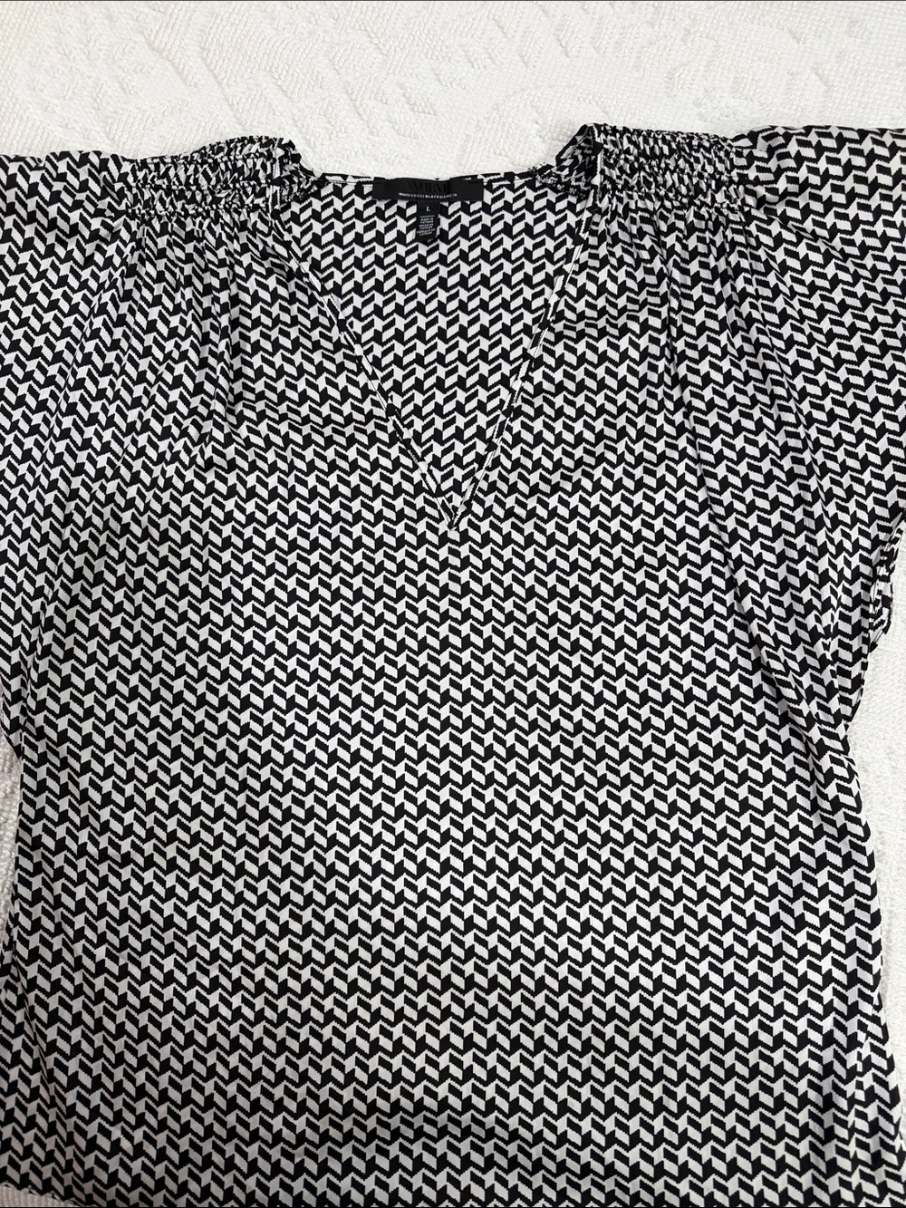White House Black Market Black & White Geometric V-Neck Blouse